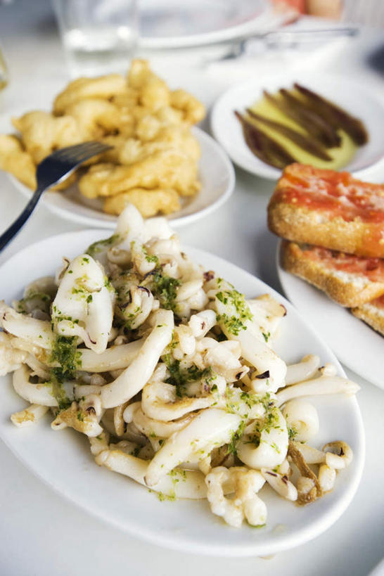 点心,海鲜,面包,无人,餐厅,竖图,俯视,室内,特写,白天,烹饪,西餐,餐桌,桌子,鱿鱼,黄瓜,餐具,三块,一堆,许多,煎,堆叠,堆积,叉子,碟子,盘,肉,油炸,料理,食品,甜点,甜品,水产,菜肴,美食,肉类,食物,糕点,一个,盘子,碟,甜食,四个,西式,佳肴,单个,餐台,堆,海产品,肉食,柔鱼,枪乌贼,青瓜,胡瓜,彩图,高角度拍摄,餐馆,饭店,饭馆