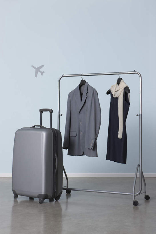 无人,竖图,室内,特写,白天,白色背景,正面,衬衫,裙子,壁纸,飞机,衣架,悬挂,连衣裙,瓷砖,地砖,拉杆箱,旅行箱,墙,地面,墙壁,墙面,两个,行李箱,箱子,一件,摄影,影棚,一架,半身裙,出差,吊带裙,挂衣架,晾衣架,墙纸,彩图,影棚拍摄,衬衣,旅行,拍摄