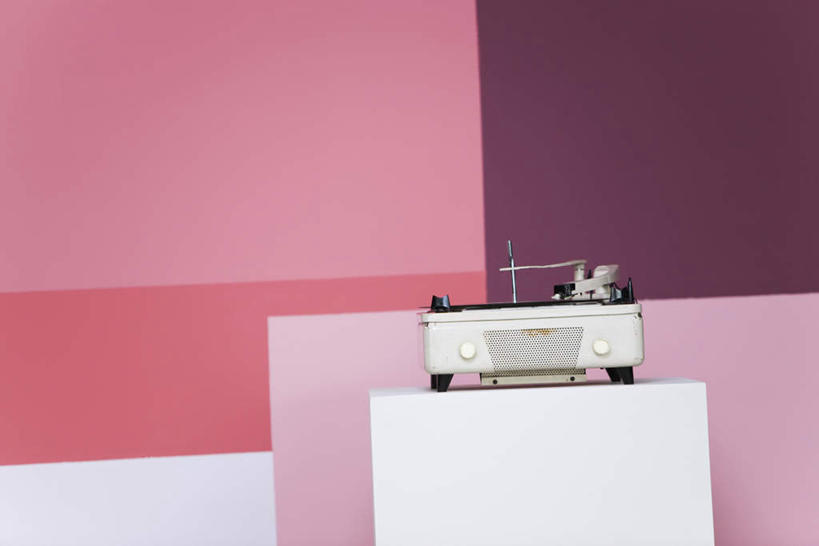 无人,横图,彩色,室内,特写,白天,正面,陶醉,快乐,柜子,墙,唱片,音乐,音乐播放器,墙壁,墙面,一个,红色,享受,摄影,影棚,单个,家用电器,留声机,唱片机,彩图,影棚拍摄,拍摄,播放器,沉醉