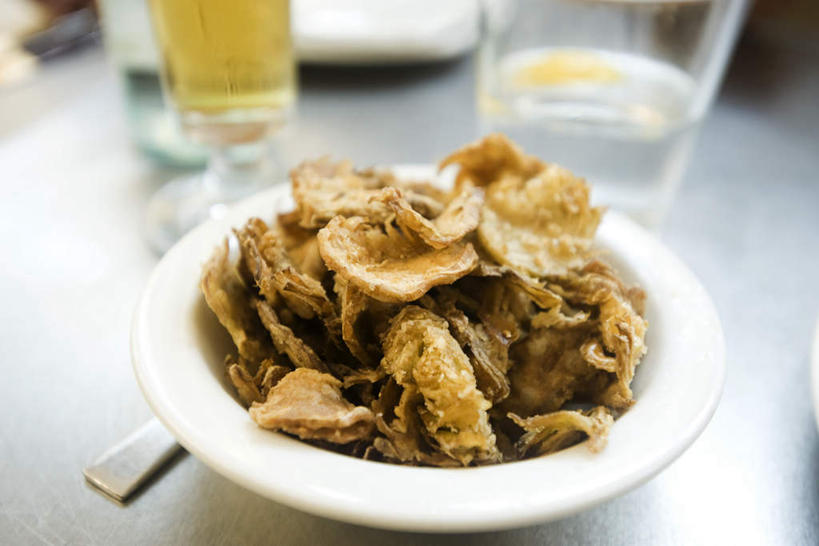 无人,餐厅,横图,俯视,室内,特写,白天,烹饪,西餐,餐桌,桌子,土豆,杯子,餐具,许多,煎,朦胧,模糊,碟子,盘,油炸,料理,食品,菜肴,美食,食物,两个,一个,盘子,水杯,碟,西式,佳肴,单个,餐台,馍馍蛋,茶杯,洋芋,山药蛋,马铃薯,彩图,高角度拍摄,餐馆,饭店,饭馆