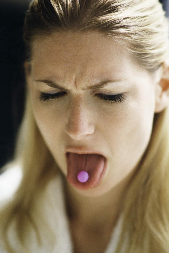 西方人,脸,头,脸颊,头发,一个人,闭眼,吃,竖图,室内,特写,白天,正面,浴袍,欧洲,欧洲人,仅一个年轻女性,仅一个女性,仅一个人,黑色背景,朦胧,模糊,药丸,一颗,吐舌头,黄色,红色,白色,伸舌头,皱眉,吐舌,摄影,影棚,痛苦,年轻女性,女人,女性,白种人,头部,脸部,脸蛋,面部,闭眼睛,闭着眼,闭着眼睛,嚼,食,半身,彩图,影棚拍摄,汤帷子,浴衣,拍摄