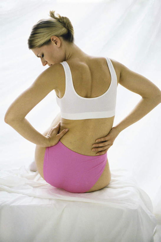 西方人,头发,一个人,坐,竖图,室内,白天,白色背景,床,欧洲,欧洲人,仅一个年轻女性,仅一个女性,仅一个人,运动衣,床单,注视,被子,手叉腰,背面,衣服,粉色,黄色,白色,叉腰,低头,观察,看,转头,摄影,单人床,影棚,观看,察看,被单,双手叉腰,关注,年轻女性,女人,女性,白种人,坐着,半身,彩图,影棚拍摄,拍摄