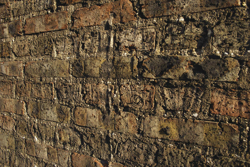 无人,横图,室外,特写,白天,正面,一堆,一排,许多,阴影,堆叠,堆积,古老,整齐,粗糙,光线,影子,墙,泥土,土,墙壁,墙面,排列,阳光,砖头,堆,队列,彩图