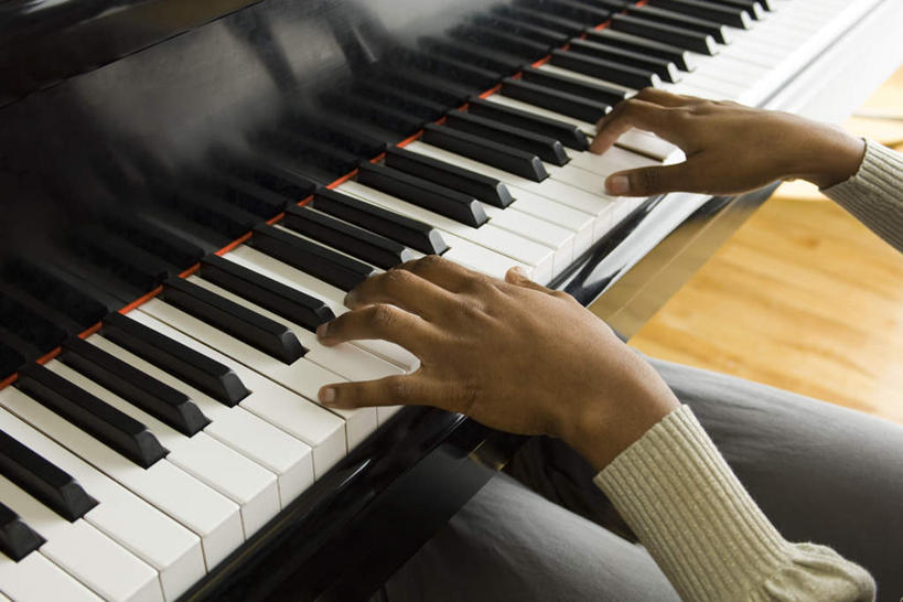 西方人,手,一个人,客厅,坐,横图,俯视,室内,特写,白天,键盘,地板,欧洲,欧洲人,仅一个男性,仅一个人,钢琴,乐器,地面,注视,木地板,仅一个年轻男性,观察,看,手部,弹,观看,察看,起居室,键盘乐器,关注,男人,男性,年轻男性,白种人,坐着,半身,彩图,高角度拍摄