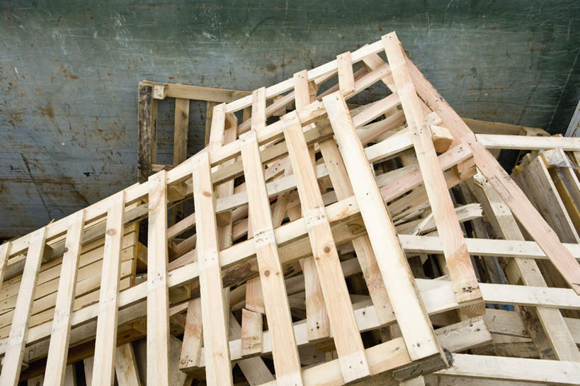 无人,横图,俯视,室内,特写,白天,静物,托盘,一堆,许多,堆叠,堆积,环保,木质,墙,墙壁,墙面,堆,回收,资源,利用,低碳,循环,彩图,高角度拍摄