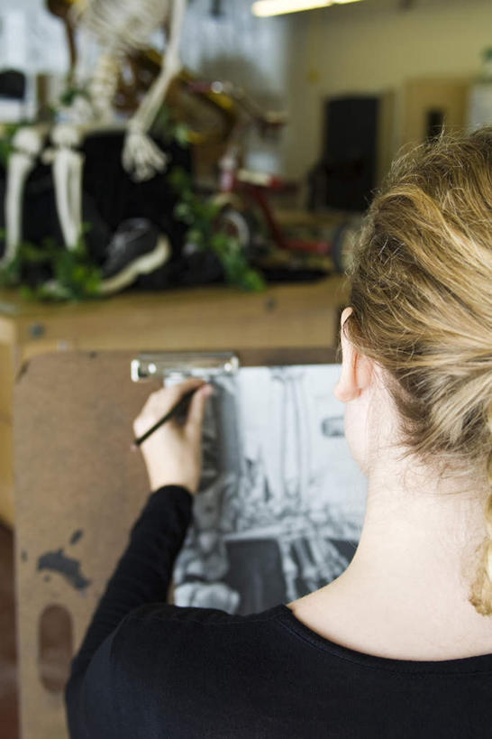 西方人,一个人,坐,竖图,室内,白天,绘画,欧洲,欧洲人,仅一个年轻女性,仅一个女性,仅一个人,艺术,笔,办公用品,拿,拿着,注视,画架,文具,背面,画笔,学习用品,观察,看,观看,文具用品,察看,关注,文化工具,年轻女性,女人,女性,白种人,画画,坐着,半身,彩图