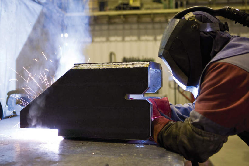 西方人,一个人,机修工,焊工,工厂,站,横图,室内,白天,侧面,工作服,制服,欧洲,欧洲人,仅一个男性,仅一个人,握,火花,拿,拿着,注视,工人,仅一个年轻男性,观察,看,站着,烟,握着,观看,焊接,察看,关注,工作制服,男人,男性,年轻男性,白种人,机械师,机修工人,电焊工,焊接工,站立,半身,彩图,工作套服,工地,制造厂