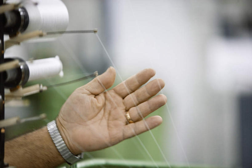 西方人,手,一个人,工程师,工厂,摸,横图,室内,特写,白天,侧面,纺织业,纺织品,欧洲,欧洲人,仅一个男性,仅一个人,抚摸,线,纺织,仅一个年轻男性,手部,工业,纺织机,单手,纺织厂,男人,男性,年轻男性,白种人,技师,触摸,接触,半身,彩图,制造厂