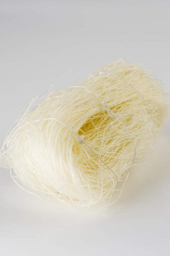 无人,竖图,俯视,室内,特写,白天,白色背景,烹饪,中餐,餐桌,桌子,静物,一捆,料理,食品,粉丝,菜肴,美食,米粉,食物,中式,摄影,佳肴,影棚,餐台,彩图,高角度拍摄,影棚拍摄,拍摄