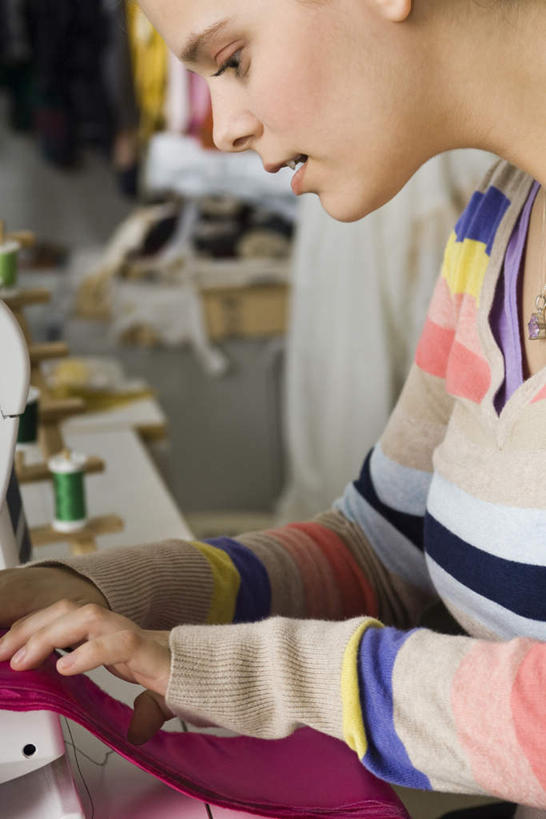 西方人,脸,头,脸颊,一个人,裁缝,站,笑,微笑,露齿笑,竖图,室内,特写,白天,侧面,纺织品,欧洲,欧洲人,仅一个年轻女性,仅一个女性,仅一个人,许多,朦胧,模糊,工作,线,注视,缝纫机,纺织,毛线,观察,看,站着,观看,缝纫,察看,关注,年轻女性,女人,女性,白种人,头部,脸部,脸蛋,面部,裁缝师,站立,半身,彩图