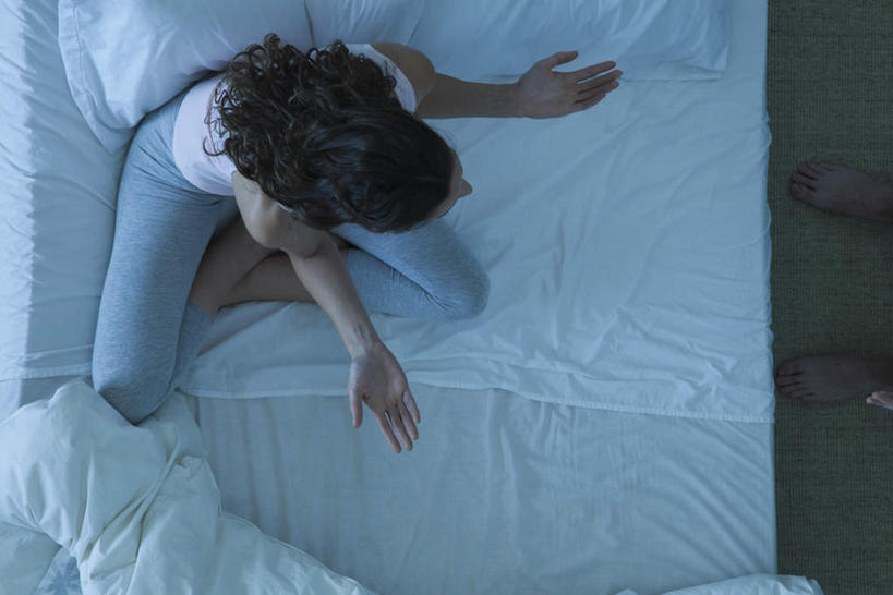 西方人,两个人,夫妻,坐,说,盘腿,横图,俯视,室内,白天,爱情,讨论,床,靠垫,卧室,欧洲,欧洲人,床单,靠枕,浪漫,注视,被子,相视,垫子,枕头,观察,看,双手摊开,面对面,恩爱,无奈,恋人,单人床,观看,对视,遗憾,烦恼,察看,被单,关注,相对,可惜,相看,无计可施,惋惜,怜惜,无语,交流,男人,男性,年轻男性,年轻女性,女人,女性,白种人,情侣,沟通,讲话,交谈,盘腿而坐,盘膝,盘着腿的,盘着腿坐,商讨,双腿交叉,说话,谈话,坐着,彩图,高角度拍摄,全身,睡房,卧房,伴侣