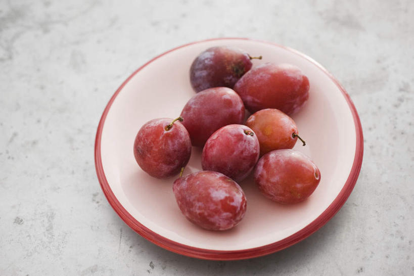 无人,横图,俯视,室内,特写,白天,白色背景,餐桌,桌子,李子,静物,餐具,水果,许多,新鲜,散落,碟子,盘,生食,食品,果实,食物,盘子,碟,摄影,有机食品,绿色食品,影棚,餐台,一碟,红李,鸡血李,杏李,彩图,高角度拍摄,影棚拍摄,拍摄