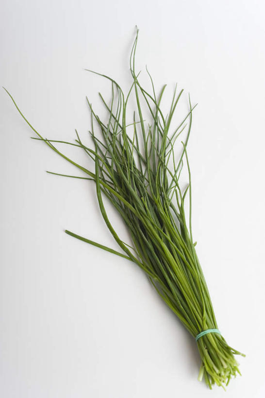 无人,竖图,俯视,室内,特写,白天,白色背景,餐桌,桌子,蔬菜,静物,一捆,许多,新鲜,葱,青葱,食品,食物,摄影,有机食品,绿色食品,影棚,餐台,彩图,高角度拍摄,影棚拍摄,拍摄