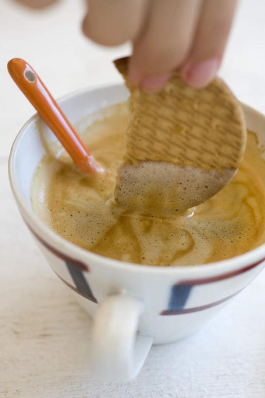 咖啡,手,一个人,捏,竖图,俯视,室内,特写,白天,餐桌,桌子,杯子,仅一个男性,仅一个人,握,瓷器,勺子,咖啡杯,陶瓷制品,拿,捏着,拿着,仅一个年轻男性,调羹,汤匙,饼干,手部,提,握着,餐台,提着,瓷杯,男人,男性,年轻男性,半身,彩图,高角度拍摄