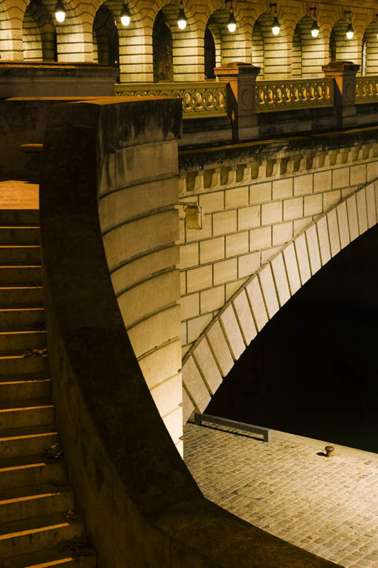 无人,竖图,室外,夜晚,正面,旅游,度假,石头,名胜古迹,标志建筑,地标,建筑,路灯,照明,法国,巴黎,欧洲,一排,遗迹,整齐,石子,桥,灯光,首都,古迹,文物,娱乐,建设,古建筑,石桥,拱桥,栈桥,灯,排列,享受,休闲,旅游胜地,放松,拱形,人行桥,石拱桥,照亮,照明设备,队列,古文明,石块,彩图