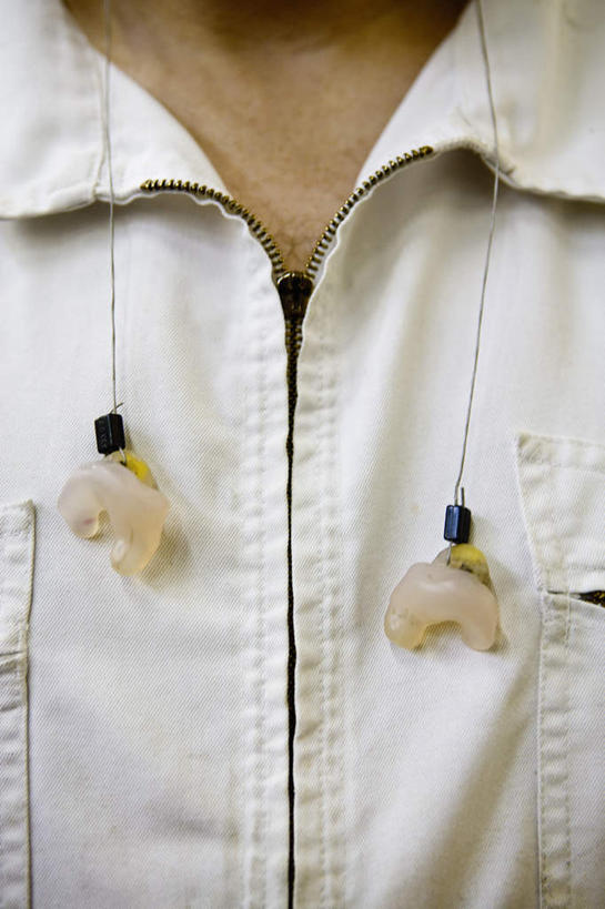 一个人,机修工,站,竖图,室内,白天,正面,工作服,制服,仅一个男性,仅一个人,耳塞,注视,工人,仅一个年轻男性,两个,观察,看,站着,观看,察看,关注,工作制服,男人,男性,年轻男性,机械师,机修工人,站立,半身,彩图,工作套服