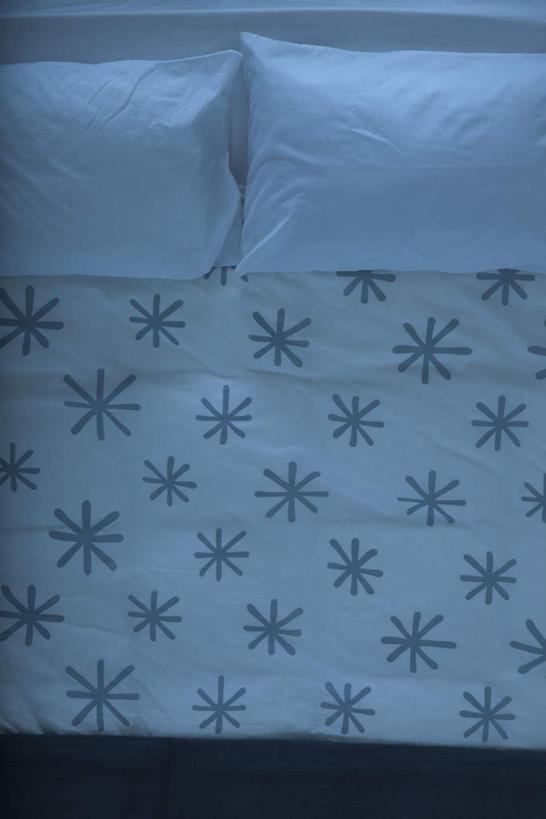 无人,竖图,俯视,室内,特写,白天,床,靠垫,卧室,静物,双人床,床单,靠枕,被子,两个,垫子,枕头,被单,彩图,高角度拍摄,睡房,卧房