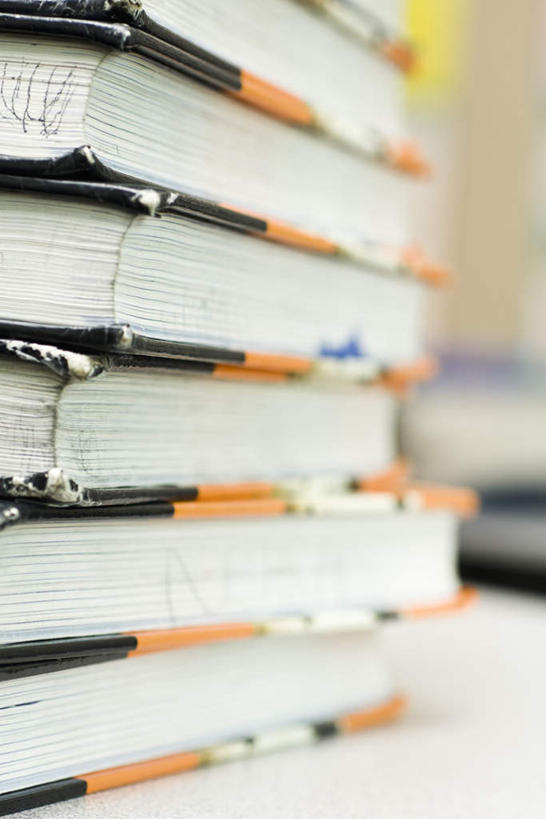 无人,竖图,室内,特写,白天,正面,桌子,书籍,一堆,许多,堆叠,堆积,朦胧,模糊,墙,书桌,墙壁,墙面,课桌,堆,书,图书,彩图