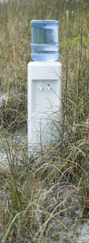 无人,竖图,室外,特写,白天,正面,旅游,度假,草地,草坪,植物,静物,桶,娱乐,草,绿色,容器,享受,休闲,放松,储藏,饮水机,储存,桶装水,户外运动,彩图,贮存