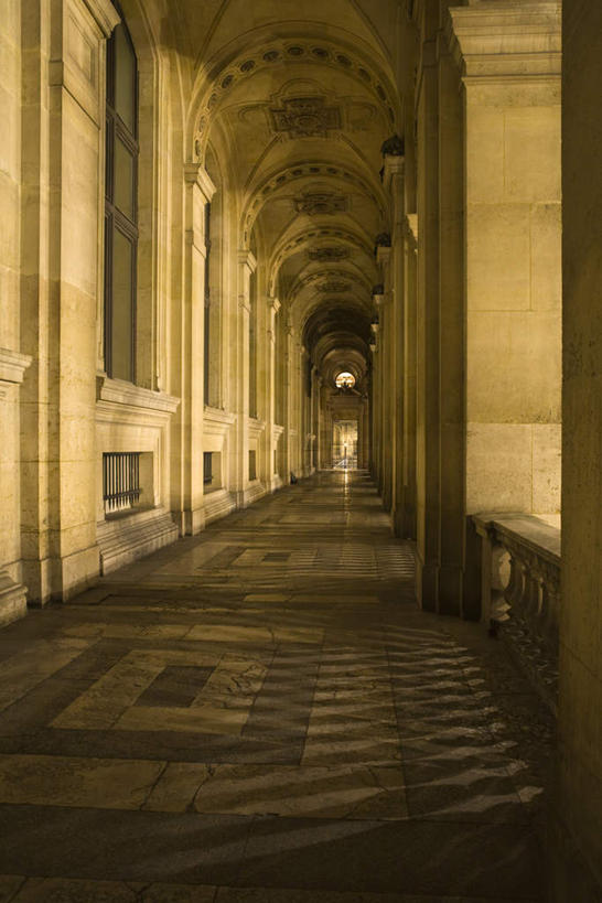 无人,博物馆,栏杆,竖图,室内,白天,正面,旅游,度假,名胜古迹,窗户,标志建筑,地标,建筑,法国,巴黎,欧洲,阴影,遗迹,艺术,光线,瓷砖,地砖,影子,围栏,走廊,过道,地面,卢浮宫,首都,古迹,文物,娱乐,建设,古建筑,护栏,玻璃窗,阳光,享受,休闲,旅游胜地,放松,古文明,罗浮宫博物馆,彩图