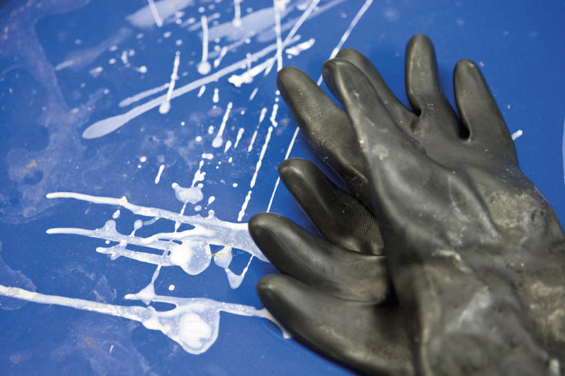 无人,工厂,横图,俯视,室内,特写,白天,静物,一副,板,铁板,手套,肮脏,彩图,高角度拍摄,工地,制造厂