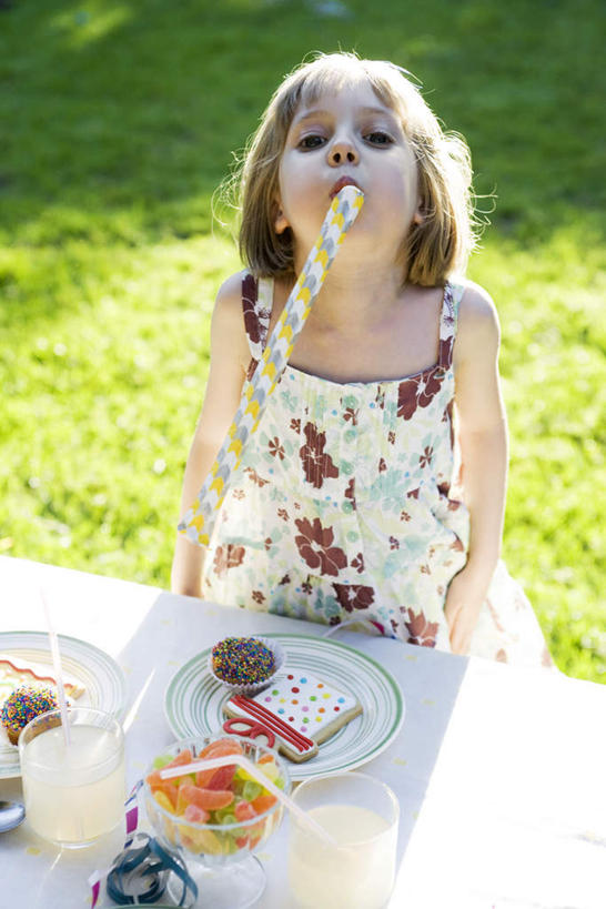 点心,西方人,儿童,一个人,竖图,俯视,室外,白天,纯洁,草地,草坪,植物,餐桌,桌子,餐具,欧洲,欧洲人,仅一个女性,仅一个人,阴影,光线,碟子,罐子,盘,影子,食品,糖,糖果,甜点,甜品,软糖,玻璃制品,草,食物,糕点,小孩,绿色,阳光,盘子,玻璃瓶,瓶子,碟,甜食,仅一个小孩,可爱,童年,童趣,餐台,玩具吹卷,童真,烂漫,无邪,天真,女孩,女人,女性,白种人,孩子,半身,彩图,高角度拍摄,女生