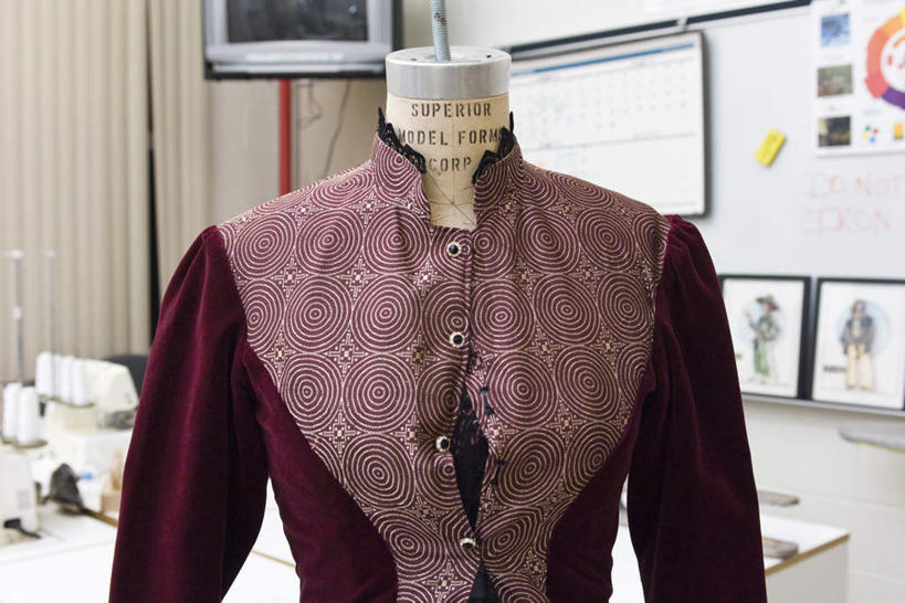 无人,横图,室内,特写,白天,正面,静物,电视,服装,朦胧,模糊,标志,人造模特,图纸,文字,字符,字母,设计图,休闲装,标识,休闲,休闲服,道具,草图,蓝图,草稿,服装模特,模特道具,时装道具,展示道具,服装模特道具,陈列道具,设计,电视机,彩图