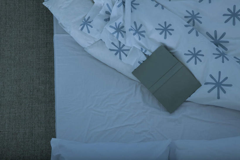 无人,横图,俯视,室内,特写,白天,床,靠垫,卧室,静物,书籍,一本,双人床,床单,靠枕,被子,两个,垫子,枕头,被单,书,图书,彩图,高角度拍摄,睡房,卧房