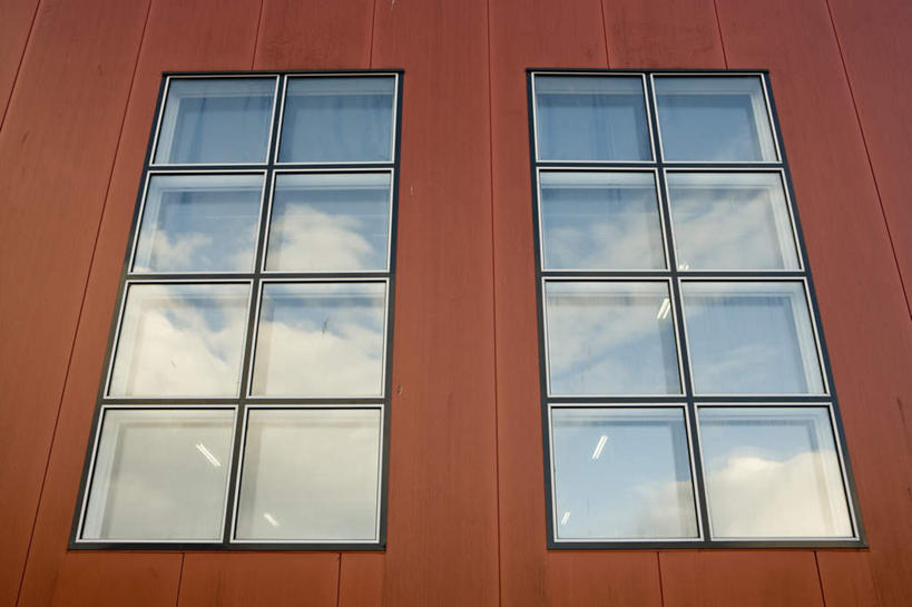 无人,工厂,横图,室外,白天,仰视,窗户,阴影,反射,影子,墙,云,云朵,云彩,玻璃窗,墙壁,墙面,红色,蓝色,白云,蓝天,天空,天,晴朗,两扇,晴空,彩图,低角度拍摄,工地,制造厂