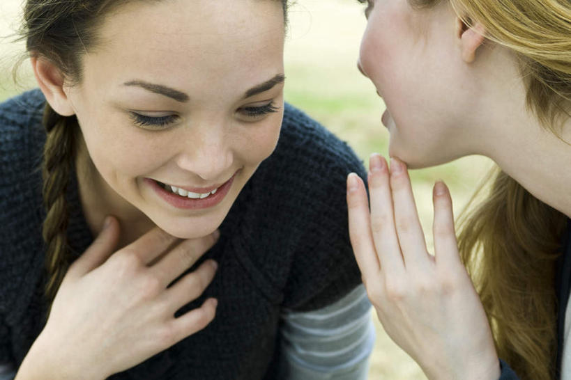 西方人,脸,头,脸颊,两个人,伙伴,朋友,笑,说,微笑,露齿笑,横图,室外,特写,白天,正面,讨论,友谊,欧洲,欧洲人,朦胧,模糊,交流,友情,年轻女性,女人,女性,白种人,头部,脸部,脸蛋,面部,沟通,讲话,交谈,商讨,说话,谈话,半身,彩图