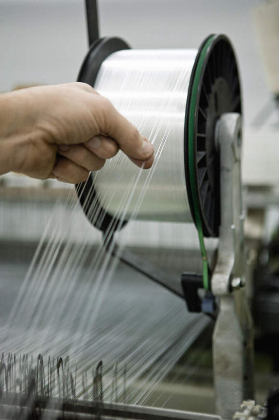 西方人,手,一个人,竖图,室内,特写,白天,正面,纺织品,欧洲,欧洲人,仅一个男性,仅一个人,仅一个中年男性,握,朦胧,模糊,线,拿,拿着,纺织,一个,手部,握着,纺织机,单个,单手,线轴,男人,男性,中年男性,白种人,半身,彩图