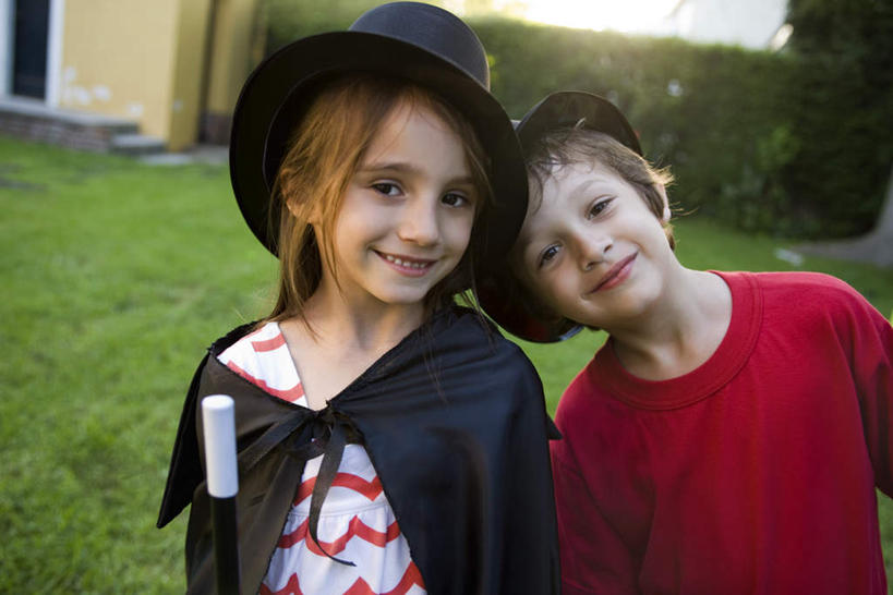 西方人,儿童,两个人,伙伴,朋友,站,笑,微笑,横图,室外,白天,正面,友谊,纯洁,草地,草坪,植物,帽子,欧洲,欧洲人,两顶,朦胧,模糊,注视,礼帽,草,小孩,绿色,观察,看,站着,披风,可爱,童年,童趣,观看,察看,关注,斗篷,童真,烂漫,无邪,天真,友情,男孩,男人,男性,女孩,女人,女性,白种人,站立,半身,彩图,男生,女生