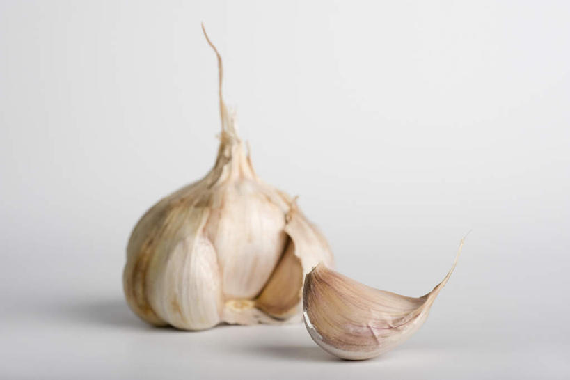 无人,横图,室内,特写,白天,白色背景,正面,餐桌,桌子,蔬菜,蒜,朦胧,模糊,新鲜,食品,一瓣,食物,一个,摄影,有机食品,绿色食品,影棚,单个,餐台,小蒜,大蒜,彩图,影棚拍摄,拍摄