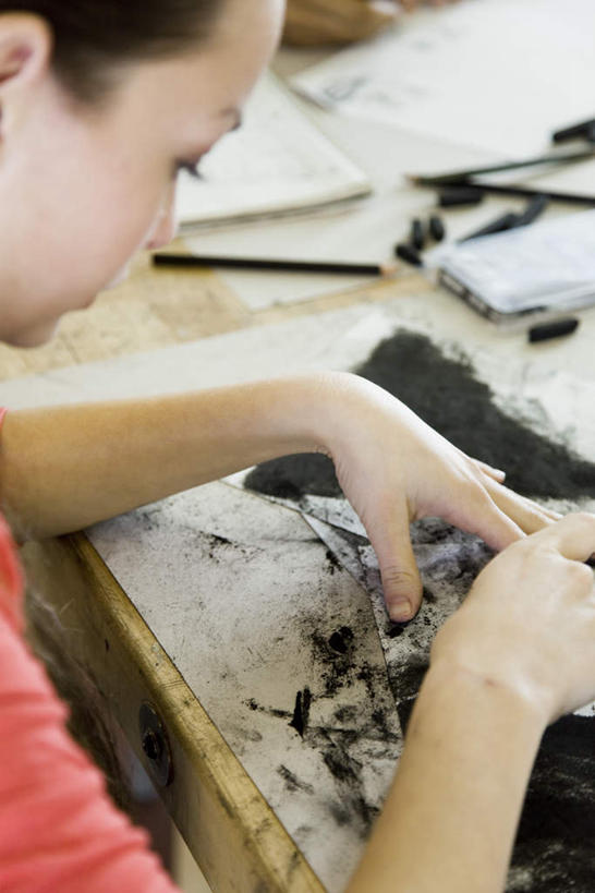 西方人,手,一个人,画家,坐,竖图,俯视,室内,特写,白天,欧洲,欧洲人,仅一个年轻女性,仅一个女性,仅一个人,握,服装,朦胧,模糊,艺术,笔,办公用品,拿,拿着,休闲装,文具,衣服,铅笔,学习用品,休闲,手部,休闲服,握着,服饰,文具用品,素描,文化工具,年轻女性,女人,女性,白种人,坐着,半身,彩图,高角度拍摄