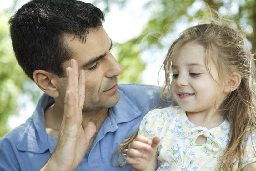 西方人,儿童,家庭,父亲,女儿,抱,横图,室内,白天,正面,纯洁,植物,欧洲,欧洲人,服装,注视,休闲装,相视,树,树木,小孩,衣服,蓝色,绿色,蓝天,天空,自然,天,观察,看,休闲,温暖,温馨,父女,一家人,面对面,休闲服,父爱,可爱,童年,童趣,服饰,生长,晴朗,成长,抱着,观看,对视,和睦,察看,搂着,关注,相对,童真,烂漫,无邪,万里无云,相看,天真,男人,男性,年轻男性,女孩,白种人,孩子,年轻人,晴空,晴空万里,怀抱,搂,搂抱,相抱,拥抱,半身,彩图,融洽,女生