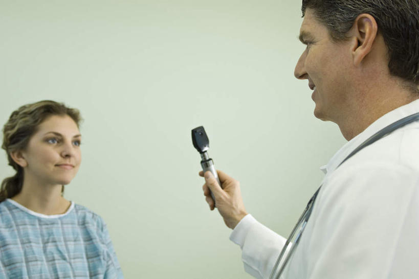 西方人,两个人,医生,病人,医院,站,笑,说,微笑,露齿笑,横图,室内,白天,正面,讨论,欧洲,欧洲人,握,检查,拿,拿着,相视,站着,医护人员,医疗人员,面对面,握着,对视,体检,检测,医疗,白大褂,相对,验光,医疗机构,相看,交流,男人,男性,女人,女性,中年男性,中年女性,白种人,大夫,患者,就医者,沟通,讲话,交谈,商讨,说话,谈话,站立,半身,彩图,病院,诊所