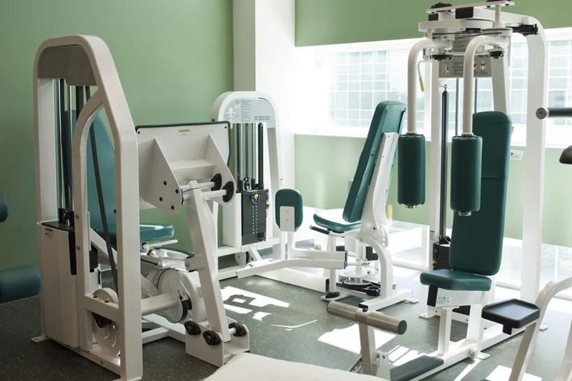 西方人,健身房,横图,室内,白天,正面,窗户,静物,欧洲,欧洲人,许多,阴影,光线,影子,运动器械,玻璃窗,阳光,健身器械,健身器材,白种人,半身,彩图,健身馆,运动器材