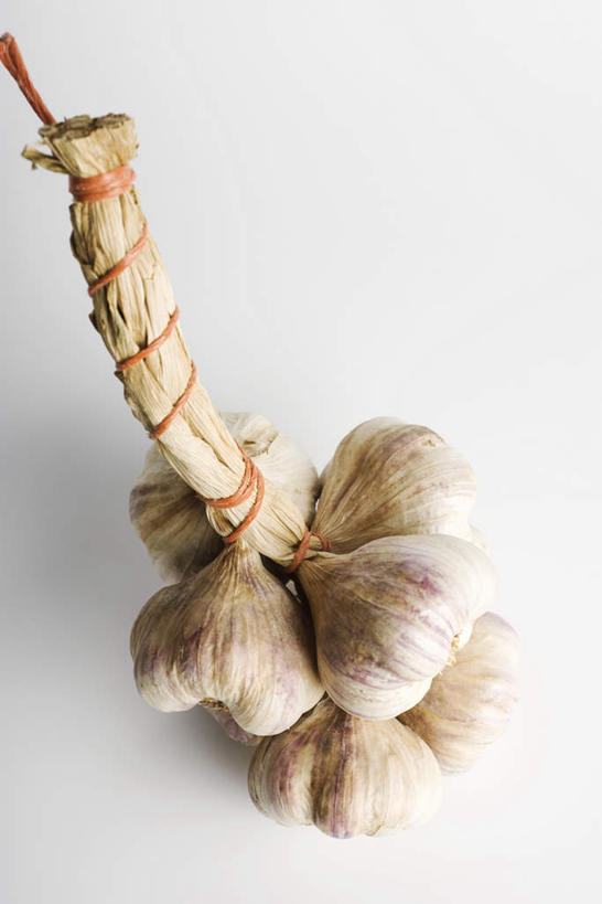 无人,竖图,俯视,室内,特写,白天,白色背景,餐桌,桌子,蔬菜,蒜,一串,新鲜,食品,食物,摄影,有机食品,绿色食品,影棚,餐台,小蒜,大蒜,彩图,高角度拍摄,影棚拍摄,拍摄