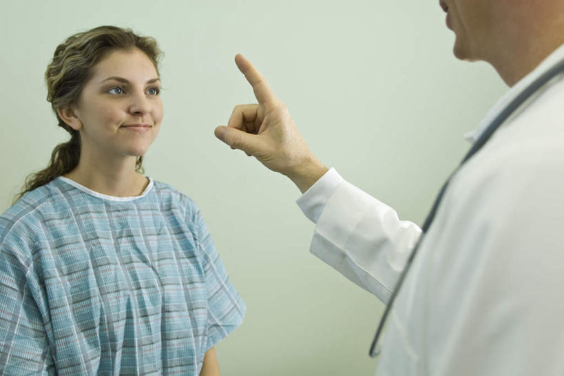 西方人,两个人,医生,病人,医院,站,横图,室内,白天,正面,欧洲,欧洲人,指,服装,检查,墙,注视,休闲装,方向,墙壁,墙面,衣服,听诊器,观察,看,手势,站着,医护人员,医疗人员,休闲,休闲服,服饰,观看,体检,察看,检测,医疗,医疗设备,指向,病服,关注,医疗机构,男人,男性,年轻女性,女人,女性,中年男性,白种人,大夫,患者,就医者,站立,半身,彩图,病院,诊所