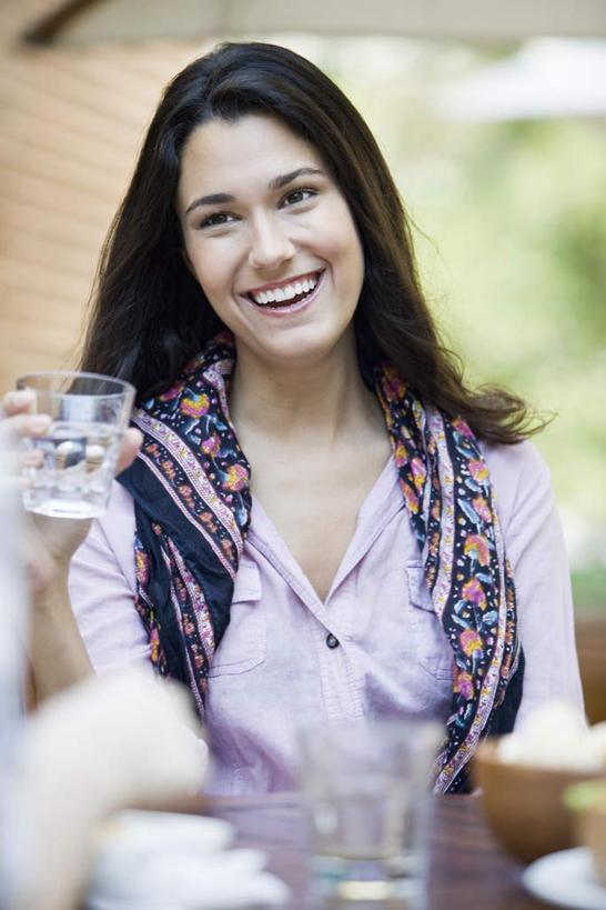 西方人,脸,头,脸颊,两个人,伙伴,朋友,餐厅,笑,微笑,露齿笑,竖图,室外,白天,正面,友谊,草地,草坪,植物,杯子,欧洲,欧洲人,握,服装,朦胧,模糊,拿,拿着,注视,休闲装,玻璃制品,草,衣服,绿色,水杯,观察,看,休闲,休闲服,握着,服饰,观看,察看,关注,友情,年轻女性,女人,女性,白种人,头部,脸部,脸蛋,面部,玻璃杯,半身,彩图,餐馆,饭店,饭馆