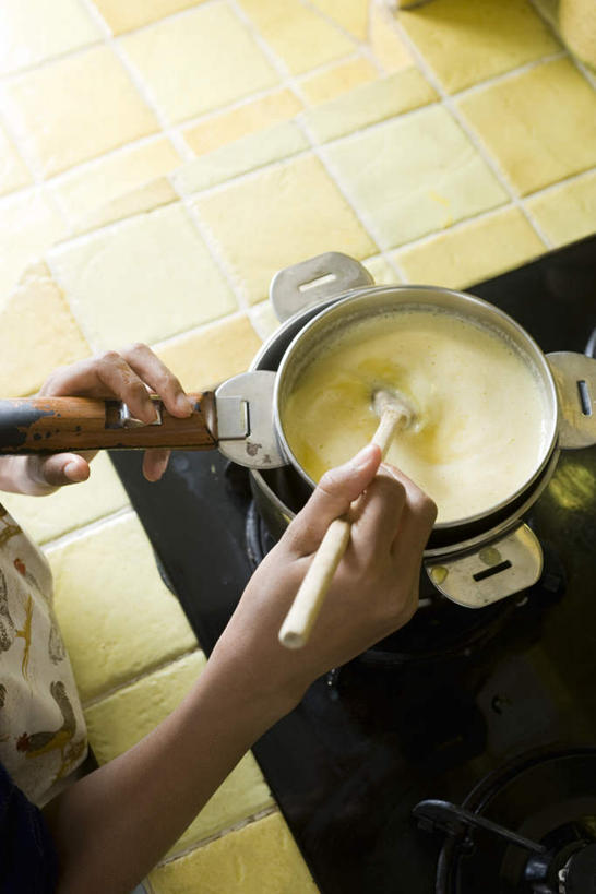 西方人,一个人,站,竖图,俯视,室内,白天,烹饪,西餐,厨房,厨具,欧洲,欧洲人,仅一个年轻女性,仅一个女性,仅一个人,一根,握,服装,瓷砖,地砖,锅子,汤,料理,食品,灶头,地面,拿,拿着,休闲装,菜肴,美食,食物,衣服,煤气炉,站着,休闲,休闲服,搅拌棒,西式,握着,服饰,佳肴,锅具,烹饪用具,年轻女性,女人,女性,白种人,烹调用具,烹调,站立,半身,彩图,高角度拍摄,灶间