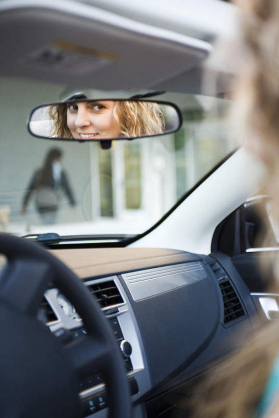 西方人,脸,头,脸颊,两个人,伙伴,朋友,坐,笑,微笑,露齿笑,竖图,室外,白天,友谊,安全,镜子,汽车,欧洲,欧洲人,一辆,反射,反光镜,交通,车,背面,交通工具,轿车,镜像,生命,镜面,光学,凸面镜,友情,年轻女性,女人,女性,白种人,头部,脸部,脸蛋,面部,坐着,半身,彩图,广角镜