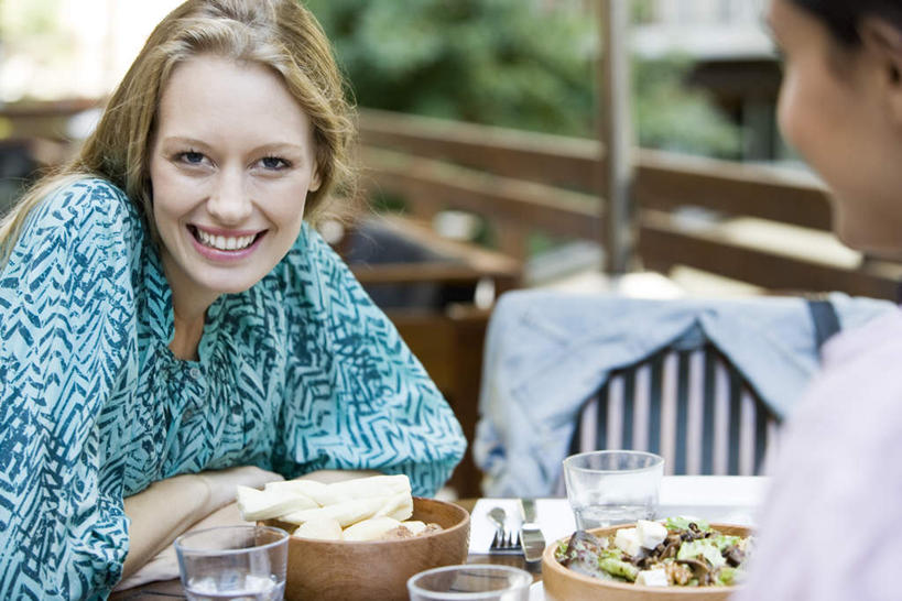 西方人,两个人,伙伴,朋友,餐厅,栏杆,笑,说,微笑,露齿笑,横图,室外,特写,白天,正面,烹饪,讨论,西餐,友谊,餐桌,桌子,杯子,椅子,欧洲,欧洲人,服装,朦胧,模糊,木椅,围栏,料理,食品,三杯,两份,休闲装,菜肴,美食,护栏,玻璃制品,食物,衣服,水杯,休闲,休闲服,西式,服饰,佳肴,餐台,交流,友情,年轻女性,女人,女性,白种人,玻璃杯,沟通,讲话,交谈,商讨,说话,谈话,半身,彩图,餐馆,饭店,饭馆