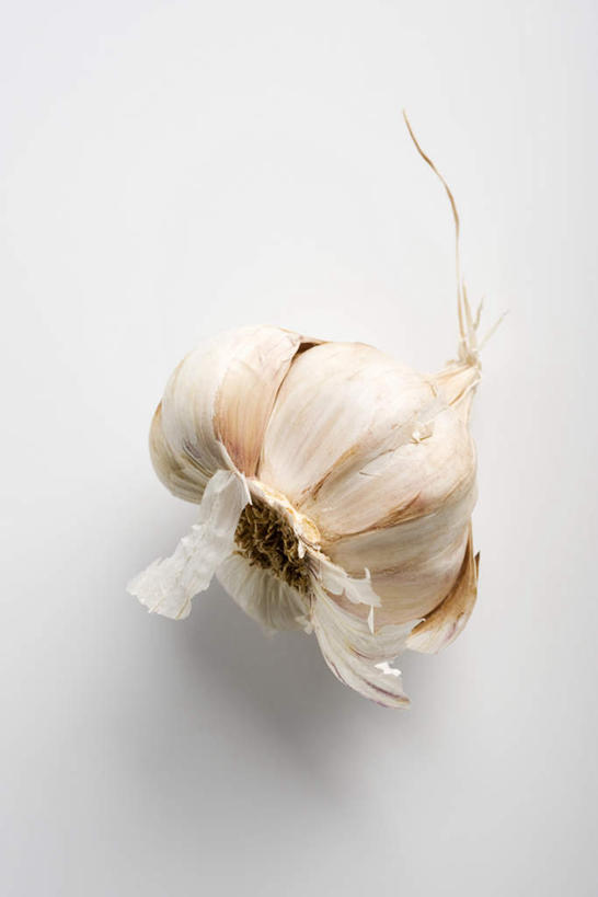 无人,竖图,俯视,室内,特写,白天,白色背景,餐桌,桌子,蔬菜,蒜,新鲜,食品,食物,一个,摄影,有机食品,绿色食品,影棚,单个,餐台,小蒜,大蒜,彩图,高角度拍摄,影棚拍摄,拍摄