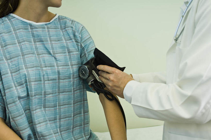 西方人,两个人,医生,病人,医院,站,坐,横图,室内,白天,正面,欧洲,欧洲人,握,测量,刻度,拿,拿着,一个,绑,站着,医护人员,医疗人员,握着,单个,测量工具,医疗设备,血压计,白大褂,医疗器械,医疗机构,量具,量仪,血压表,男人,男性,女人,女性,中年男性,中年女性,白种人,大夫,患者,就医者,站立,坐着,半身,彩图,病院,诊所