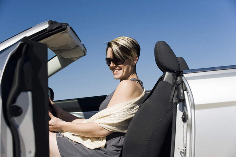 西方人,一个人,坐,笑,微笑,露齿笑,横图,室外,白天,侧面,汽车,欧洲,欧洲人,仅一个年轻女性,仅一个女性,仅一个人,一辆,一条,阴影,服装,光线,丝巾,影子,休闲装,车,衣服,蓝色,蓝天,天空,阳光,交通工具,轿车,天,驾驶,休闲,休闲服,服饰,晴朗,万里无云,丝织品,年轻女性,女人,女性,白种人,晴空,晴空万里,坐着,半身,彩图