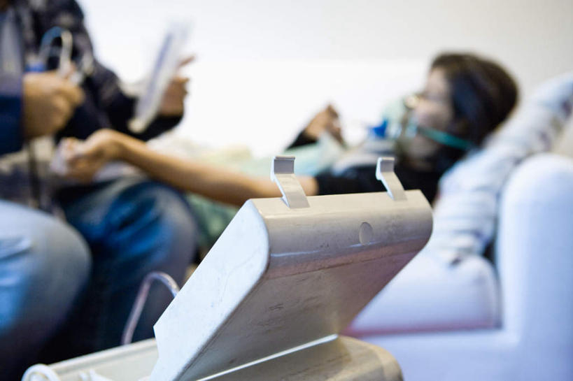 西方人,两个人,医生,病人,家,坐,躺,横图,室内,白天,侧面,床,欧洲,欧洲人,朦胧,模糊,床单,被子,医护人员,医疗人员,氧气瓶,单人床,医疗,医疗设备,被单,卧着,男人,男性,女人,女性,中年男性,中年女性,白种人,大夫,患者,就医者,躺着,卧,坐着,半身,彩图