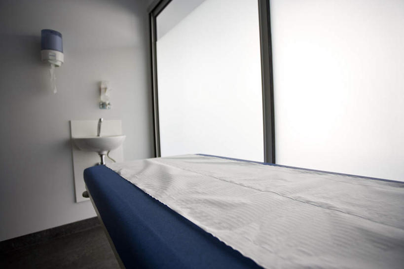 无人,医院,横图,室内,白天,仰视,窗户,床,落地窗,水龙头,墙,床单,被子,玻璃窗,架子,墙壁,墙面,脸盆,纸巾,单人床,被单,医疗机构,彩图,低角度拍摄,病院,诊所