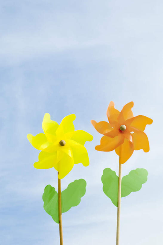 无人,竖图,室外,白天,仰视,快乐,自由,幸福,风车,玩具,一排,整齐,云,云朵,云彩,娱乐,排列,两个,黄色,蓝色,白云,蓝天,天空,天,休闲,喜庆,活力,晴朗,希望,吉祥,象征,队列,和平,梦想,忠诚,进取,灵动,勇敢,勤奋,团结,幸运,晴空,彩图,低角度拍摄