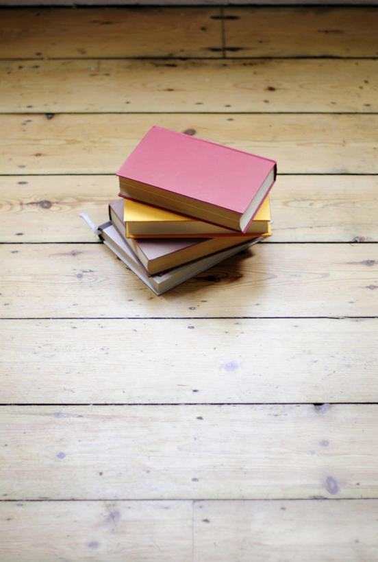 无人,竖图,俯视,室内,特写,白天,地板,静物,书籍,一排,阴影,整齐,反射,影子,地面,四本,木地板,排列,堆,队列,书,图书,彩图,高角度拍摄